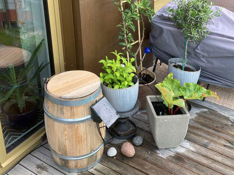 Bevattning på balkong med Irrigatia och trätunna