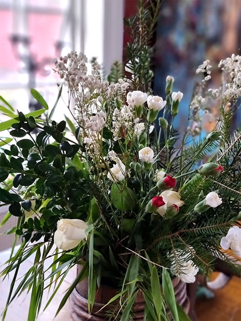 Vinterbukett med barrväxter och vita blommor LL