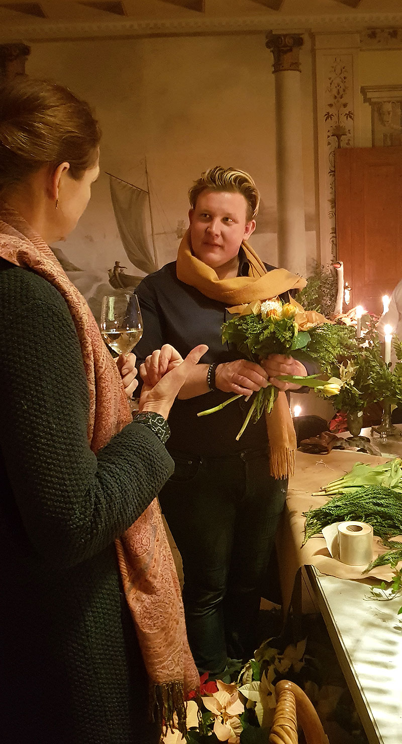 Karl Fredrik från Eklaholm visar arrangemang med julstjärnor