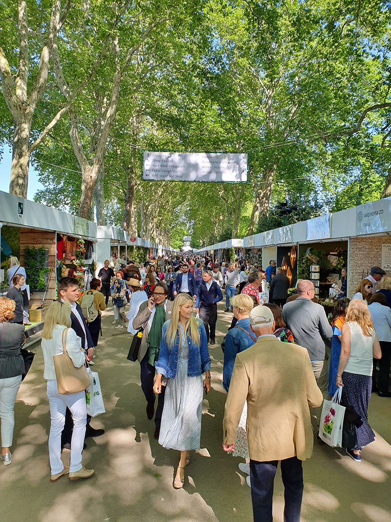 Huvudstråket med butiker på Chelsea Flowershow