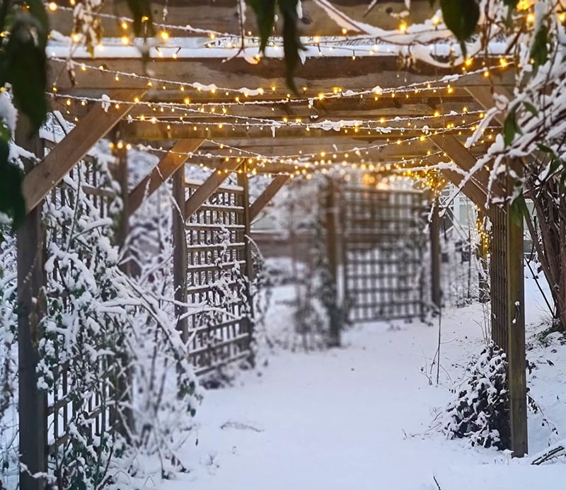 pergola med lampor på vintern