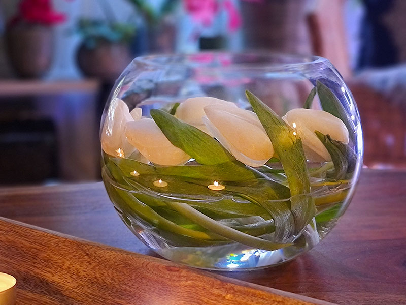 Tulpaner arrangerade i glasskål med vatten - LS