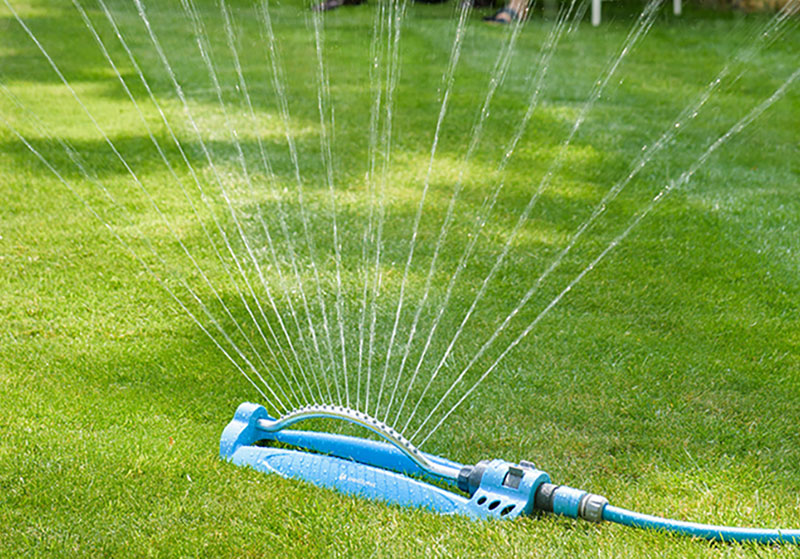 Bevattning av gräsmatta med Flopro vattenspridare