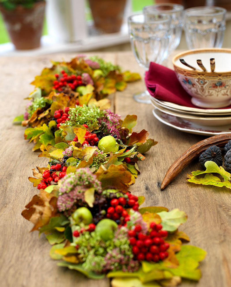 Bordsdekoration av blad och blommor i september
