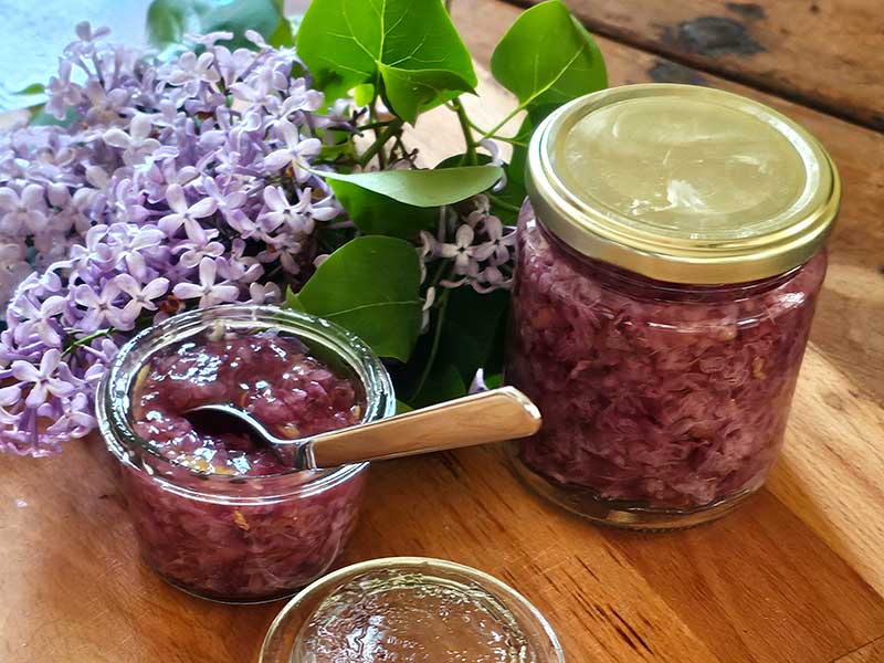 Marmelad på syrenblommor i glasburk
