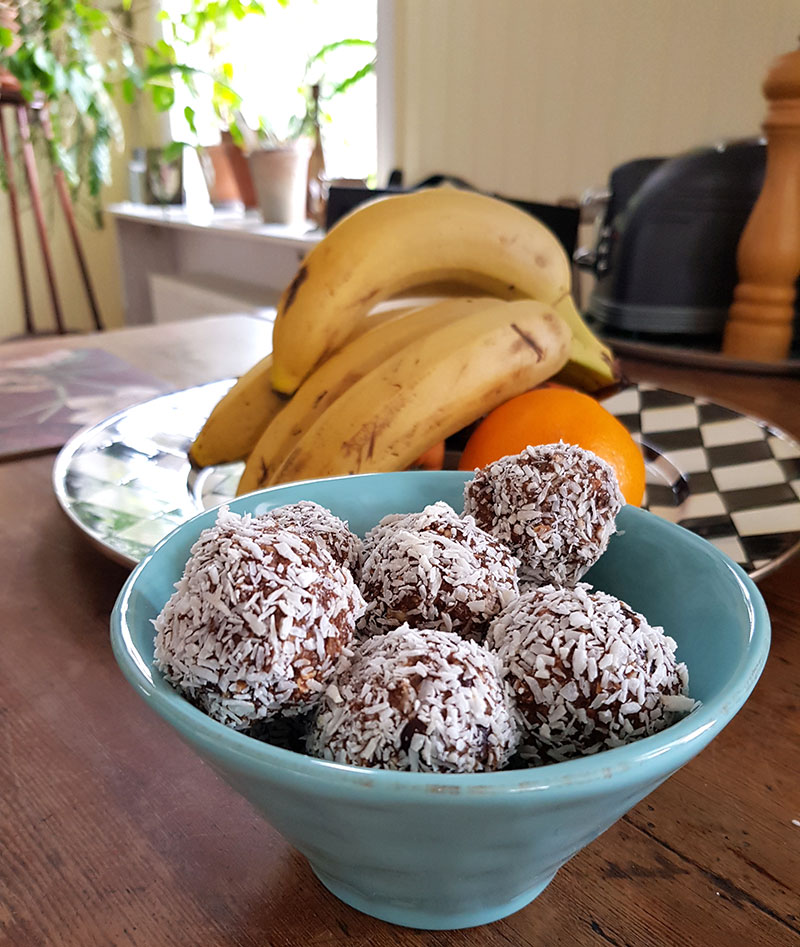 Dadelbollar med kokos och choklad