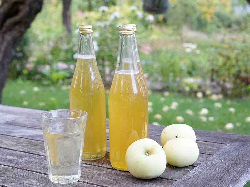 Äppelsaft på gulgröna äpplen Äppelsaft på gulgröna äpplen