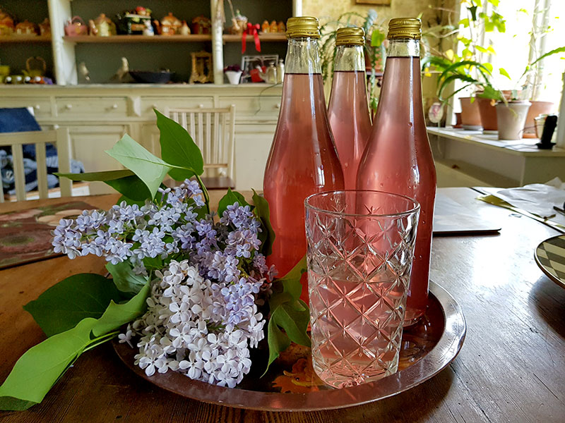 Syrensaft upphälld på flaskor