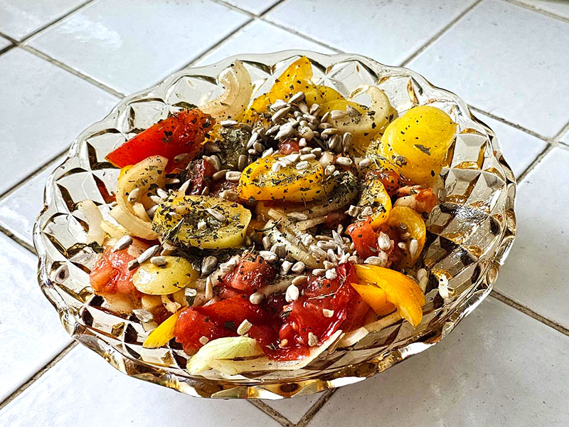 Tomatsallad på nyplockade tomater