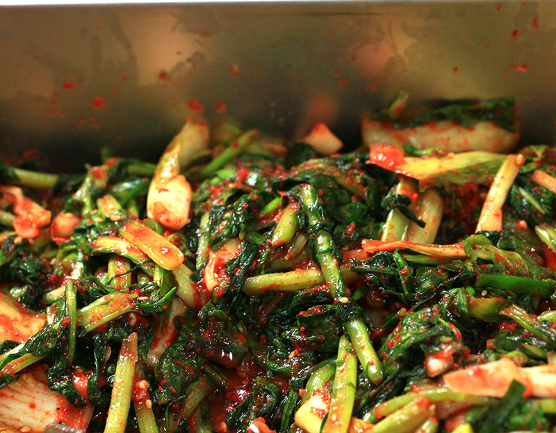 Tillverkning av kimchi av hemodlade grönsaker