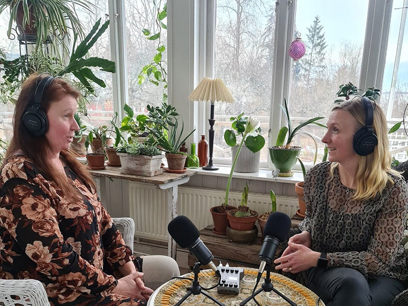 Lena Ljungquist och karin Runge pratar i Wexthusets Trädgårdspodd