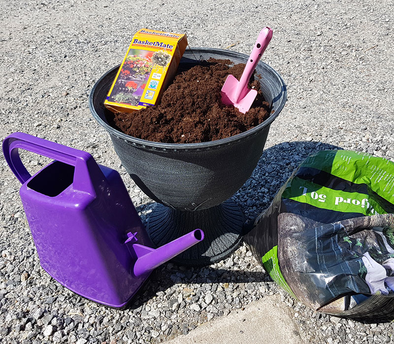 Urna, jord, spade och näring till krukplantering