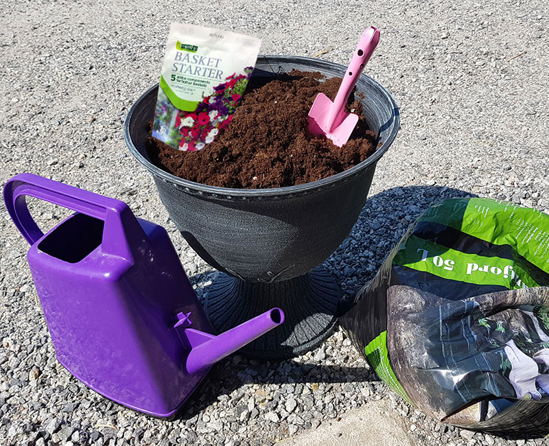 Urna, jord, spade och näring till krukplantering Urna, jord, spade och näring till krukplantering