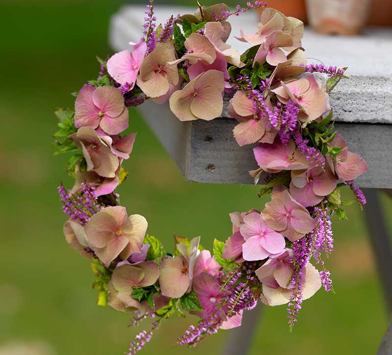 Torkad dörrkrans av hortensia och ljung - x