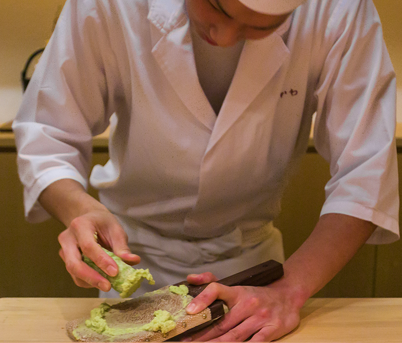 Malning av wasabirot i japanskt kök