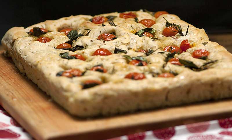 focaccia med oregano oliver och tomater - x