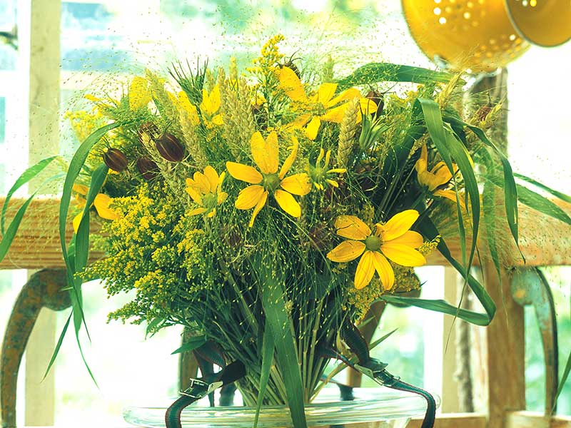 Gul bukett med sommarblommor