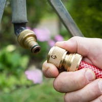 Slangkoppling med vattenstopp funktion