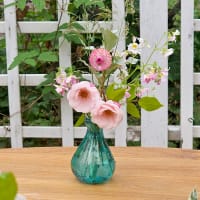 Blå minivas med rosor och eterneller wh