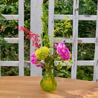 Grön minivas med bukett - wh