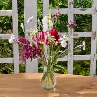 Minivas i klarglas med mixade blommor - wh