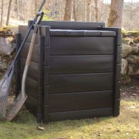 Biokub varmkompost i trädgården