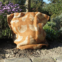 Mönstrad jutesäck för vinterskyddd av växter.