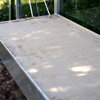 Såbord med kant för montering i växthus