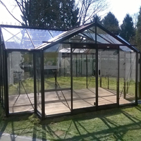 Växthus orangeri Helene inrett med matbord och soffgrupp