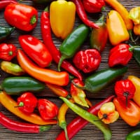 En mix av paprikor och chili