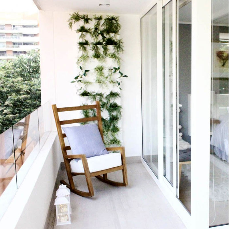 Väggodling på balkong med Minigarden Vertical växtvägg